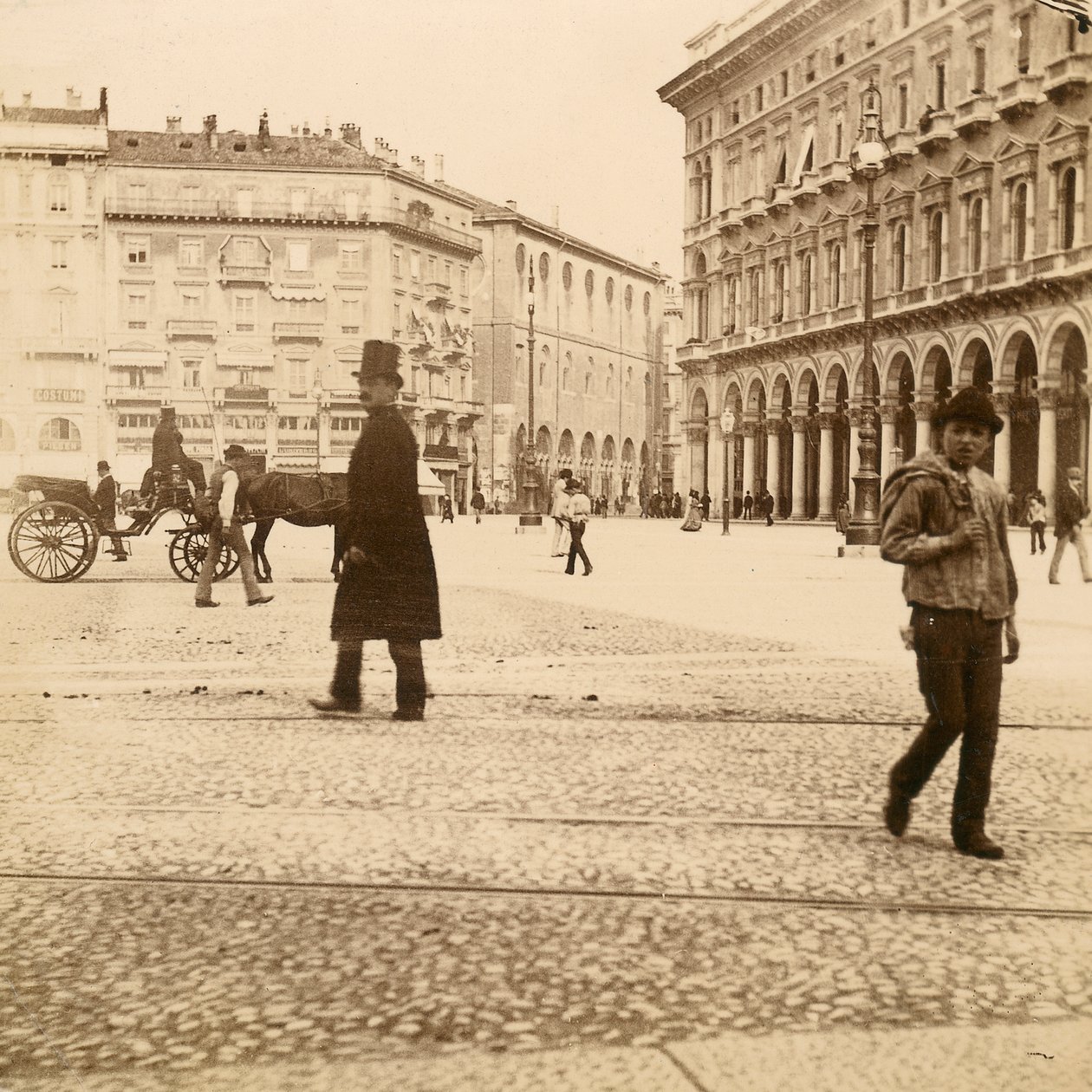 Piazza del Duomo，米兰的看法，1873年 作者 意大利摄影师