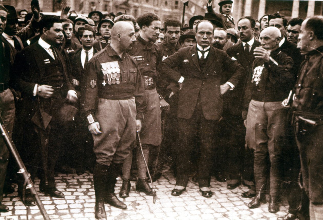 1922 年走在罗马、墨索里尼和黑色衬衫上。 作者 意大利摄影师
