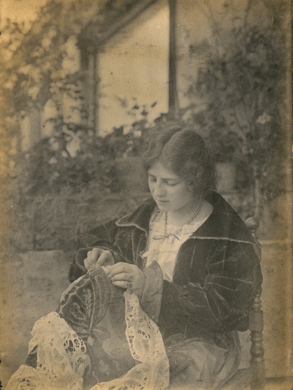 缝制蕾丝裙的妇女，意大利，约 1910 年 作者 意大利摄影师
