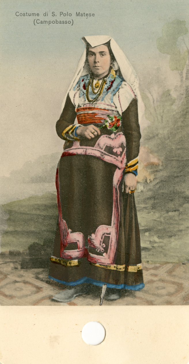 身着传统服装的女子，意大利莫利塞州圣保罗马泰塞，约 1910 年 作者 意大利摄影师