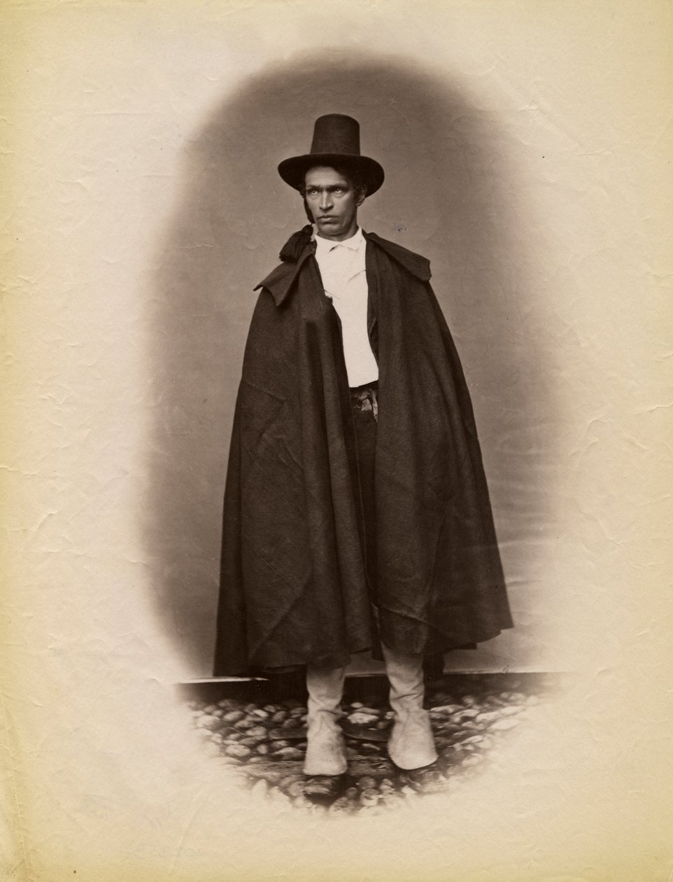 穿着斗篷和帽子的年轻男子，意大利伦巴第大区帕尔，摄影：Premiata Fotografia Taramelli，贝加莫 作者 意大利摄影师