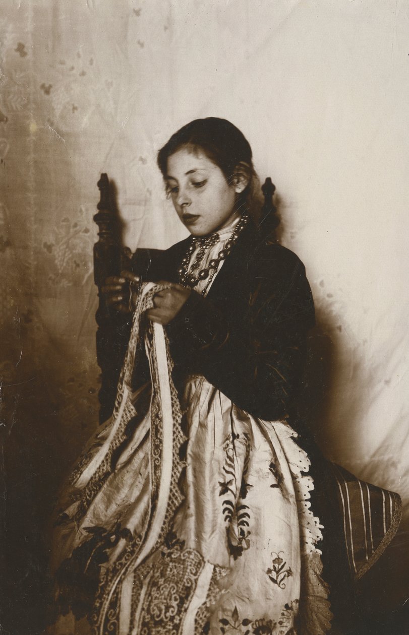 缝纫女工，意大利托斯卡纳，约 1910 年 作者 意大利摄影师