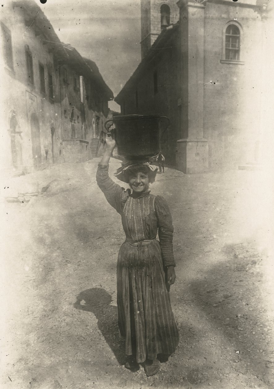 身着传统服装的年轻女子，意大利阿布鲁佐罗卡拉索，约 1905 年 作者 意大利摄影师