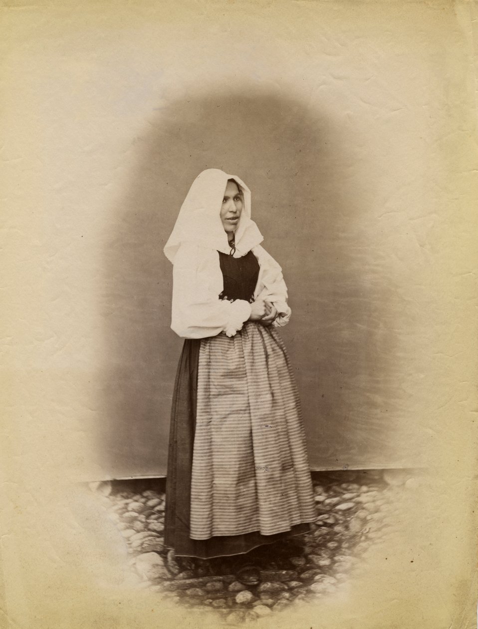 穿着婚纱的年轻女子，意大利伦巴第大区帕尔，摄影：Premiata Fotografia Taramelli, Bergamo 作者 意大利摄影师
