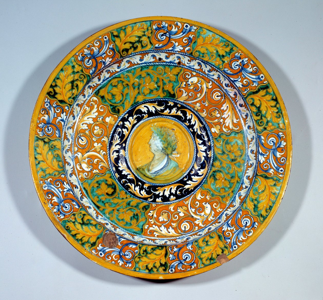 法恩扎彩陶制成的珐琅 (majolica) 装饰的 Aiguiere 盆。 1540-1550 年左右。 巴黎，卢浮宫博物馆 作者 意大利学校