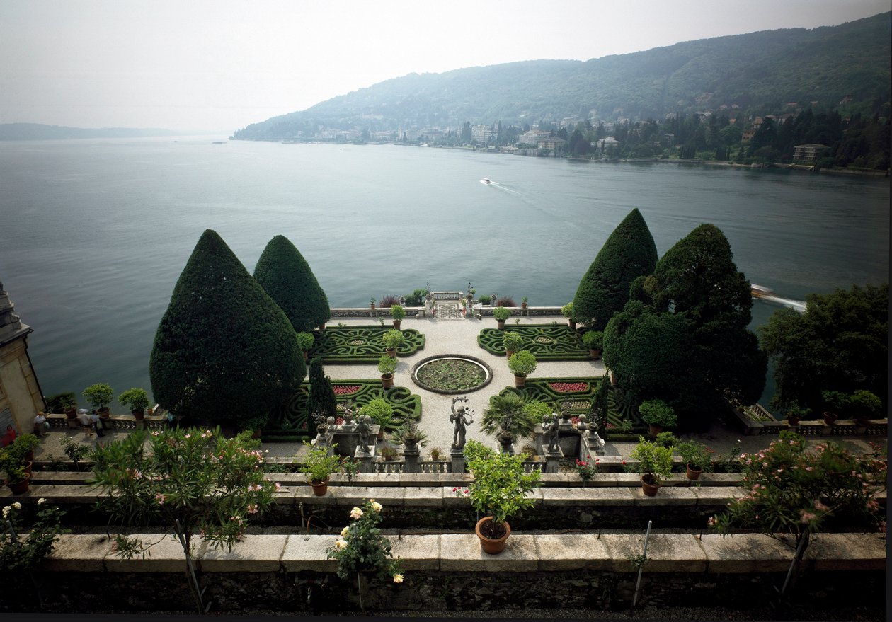 意大利马焦雷湖（Lago Maggiore）贝拉岛（Isola Bella）维塔利亚诺一世-博罗梅奥的巴洛克宫殿，日期为1632年。 作者 意大利学校