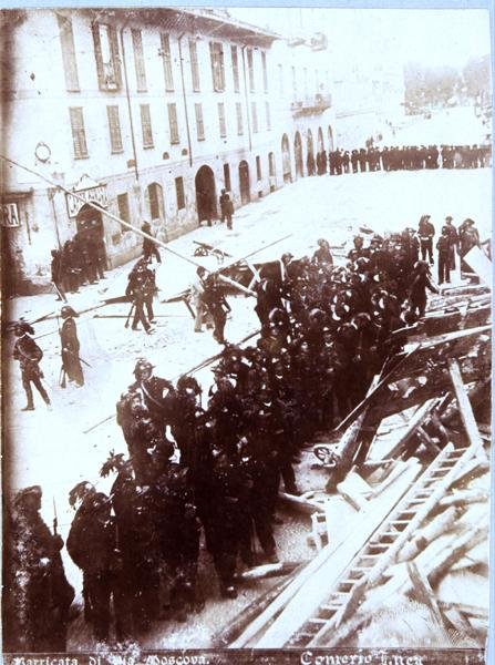 1898年5月6日至9日米兰骚乱期间，莫斯克瓦街的路障和步兵团（黑白照片） 作者 意大利学校