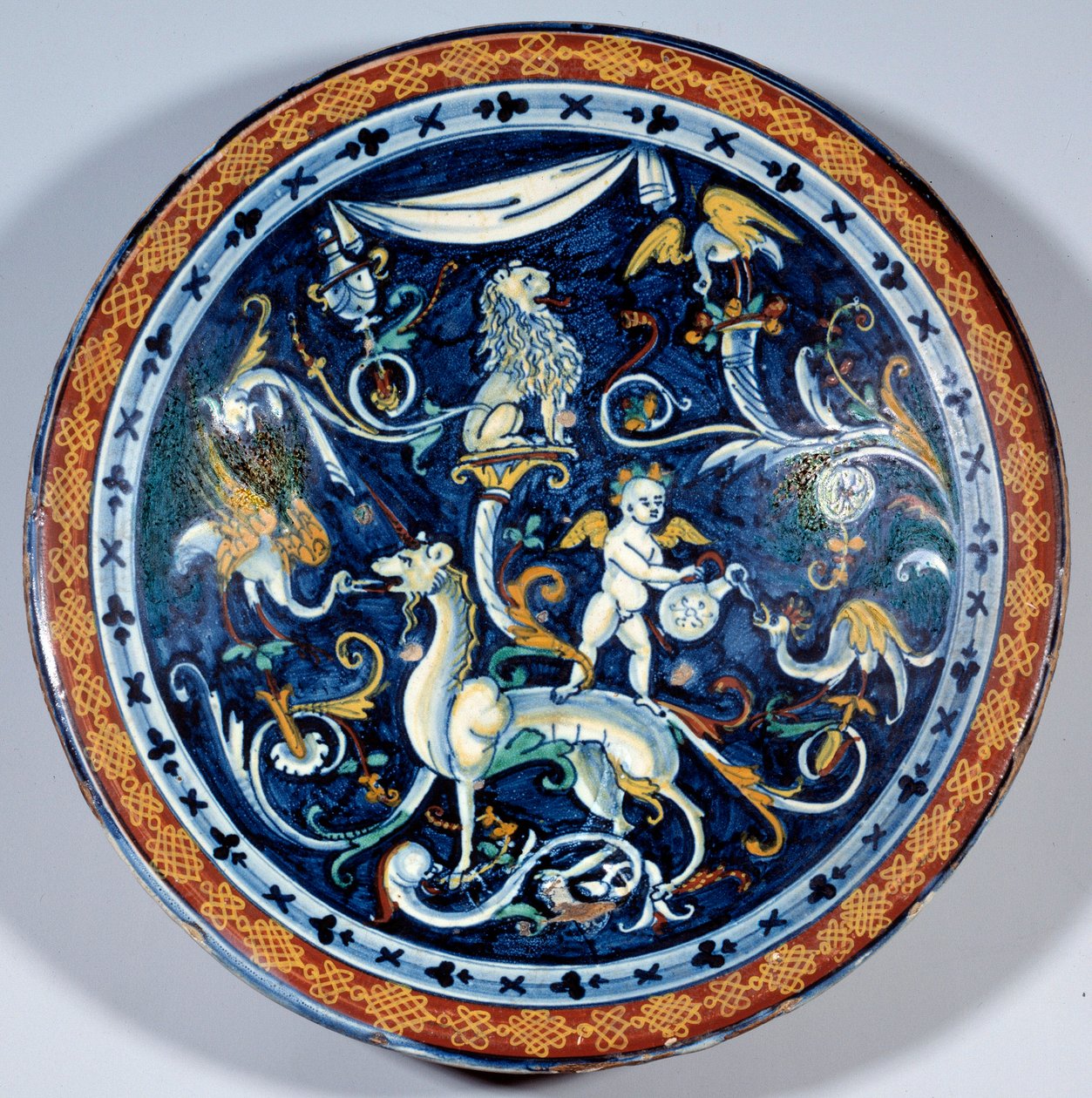 Cafaggiolo彩绘杯，装饰着奇妙的动物。1510-1520年 巴黎，卢浮宫博物馆 作者 意大利学校