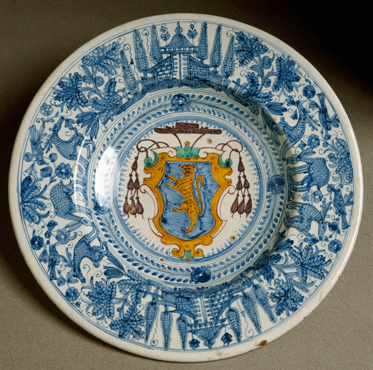 红衣主教的徽章。 意大利德鲁塔生产的陶瓷板。 1620 佛罗伦萨附近，Museo Nazionale del Bargello 作者 意大利学校