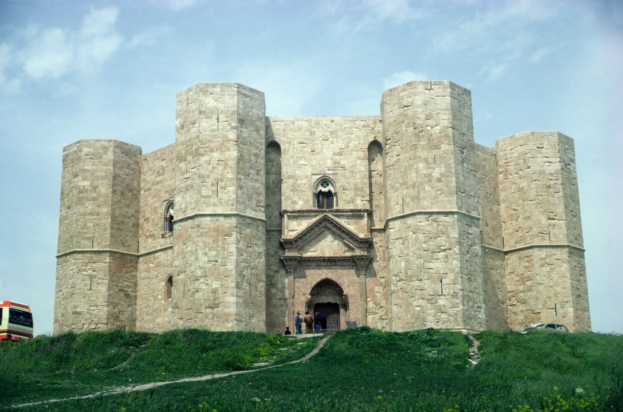 Castel del Monte，建于皇帝弗雷德里克二世统治期间（1194-1250）c.1240-50 作者 意大利学校