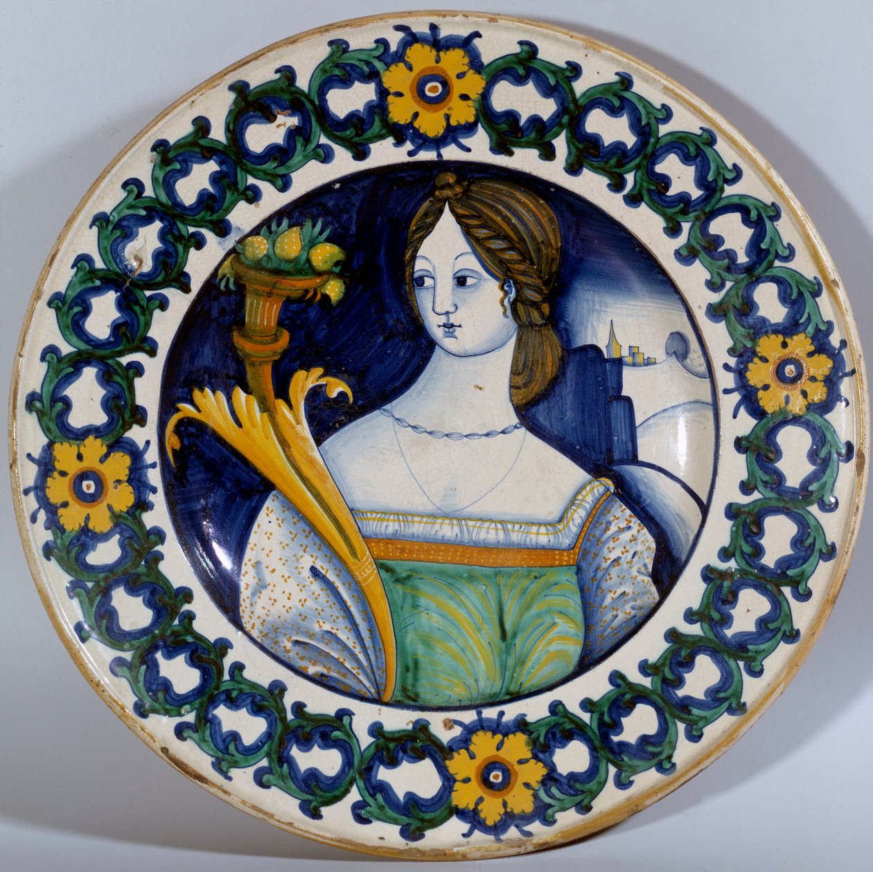 Deruta Decoree 的陶瓷板，上面有一个女人的肖像。 大约 1510 年 Sevres。 瓷器制造 作者 意大利学校