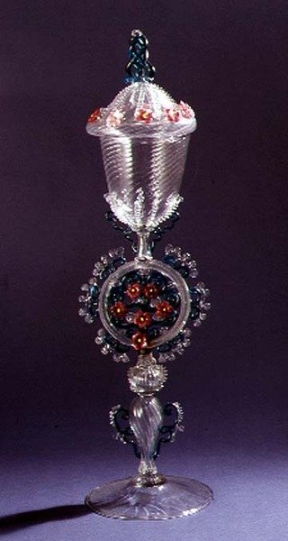 由Salviati＆Co.，1869（玻璃）制成的无色高脚杯和精致的彩色干 作者 意大利学校