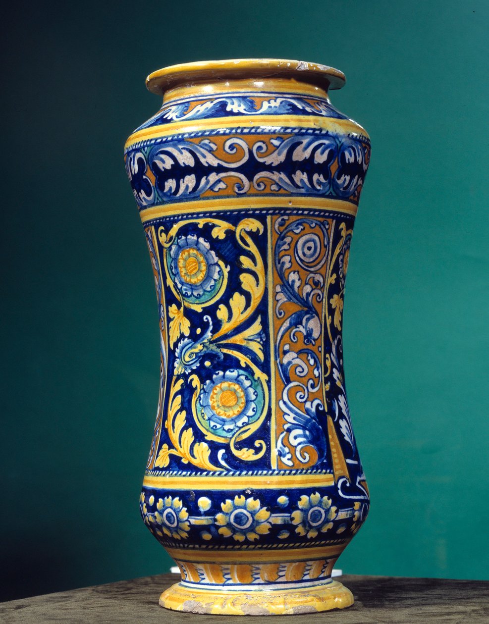 Cylindrical vase albarello (a pharmacy) in majolic (maiolica) with alternate blue and orange yellow backgrounds. 1540-1550 作者 意大利学校