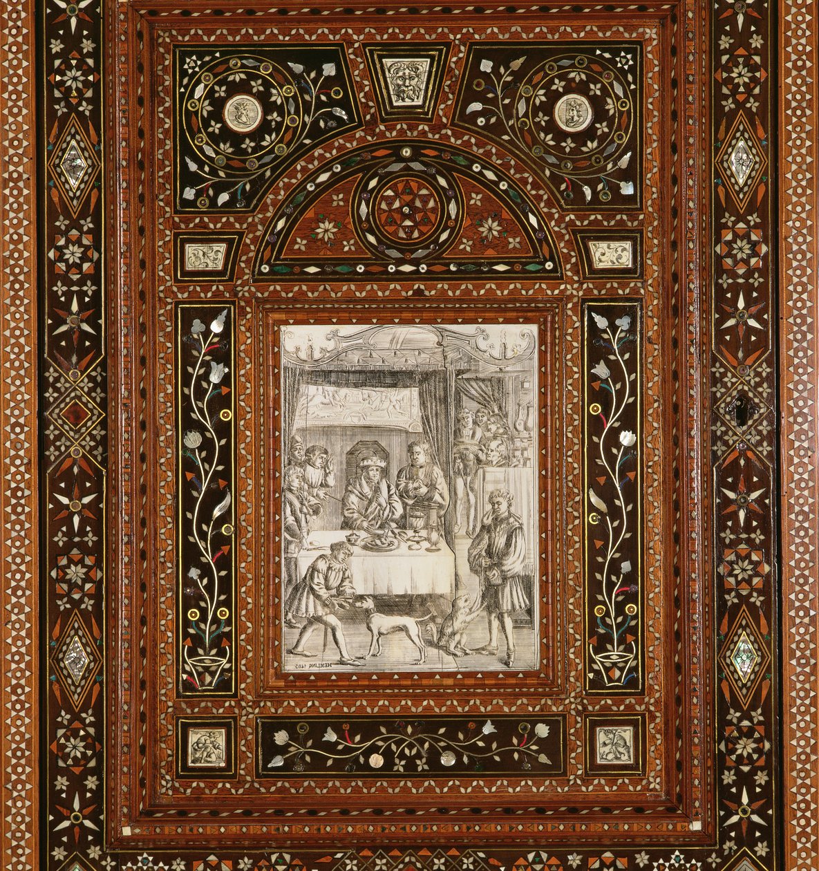 在Memling（c.1433-94）之后，从给予苏格兰玛丽女王（1542-87）和弗朗西斯二世（1544-60）的内阁作为结婚礼物（木头和镶嵌象牙）的象牙雕刻的细节（见162449） 作者 意大利学校