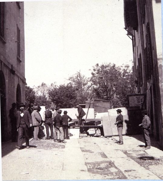 1898年5月6日至9日米兰骚乱期间，男子在加里波第港设置路障（黑白照片）。 作者 意大利学校