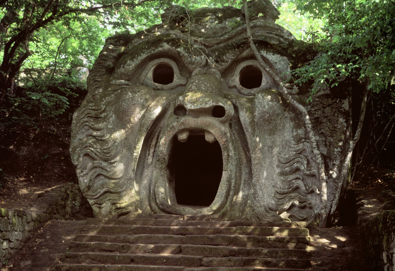 奇妙洞穴的嘴，“Parco dei Mostri”中的石雕 作者 意大利学校