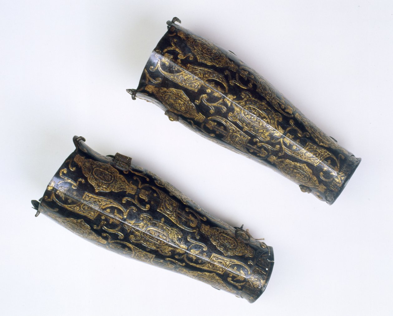 来自荷兰总督阿尔布雷希特（1559-1621）军械库的一对护腿垫，1598年（带银和金的铁） 作者 意大利学校
