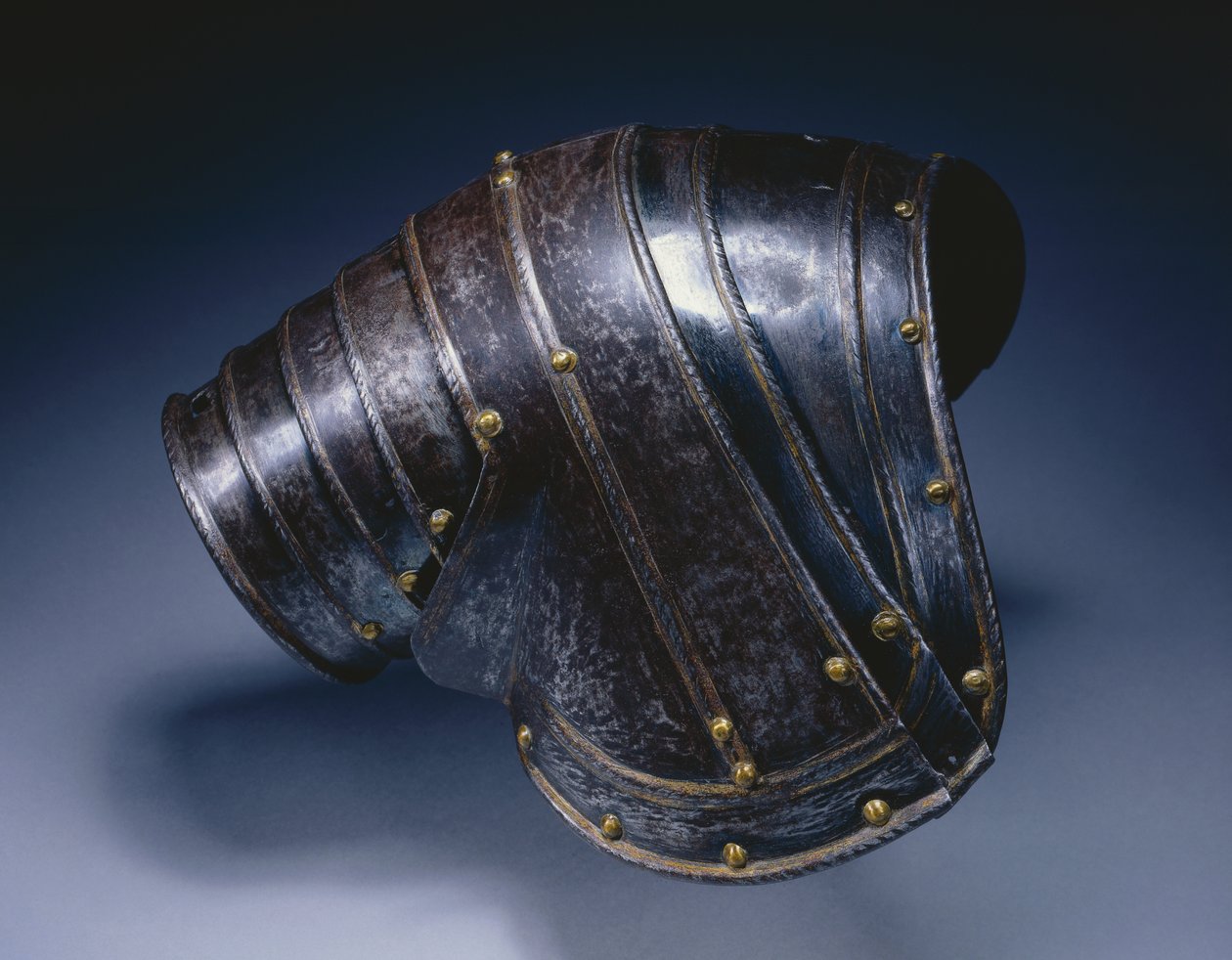 右肩肩d，c.1560-70（镀蓝钢和镀金钢） 作者 意大利学校