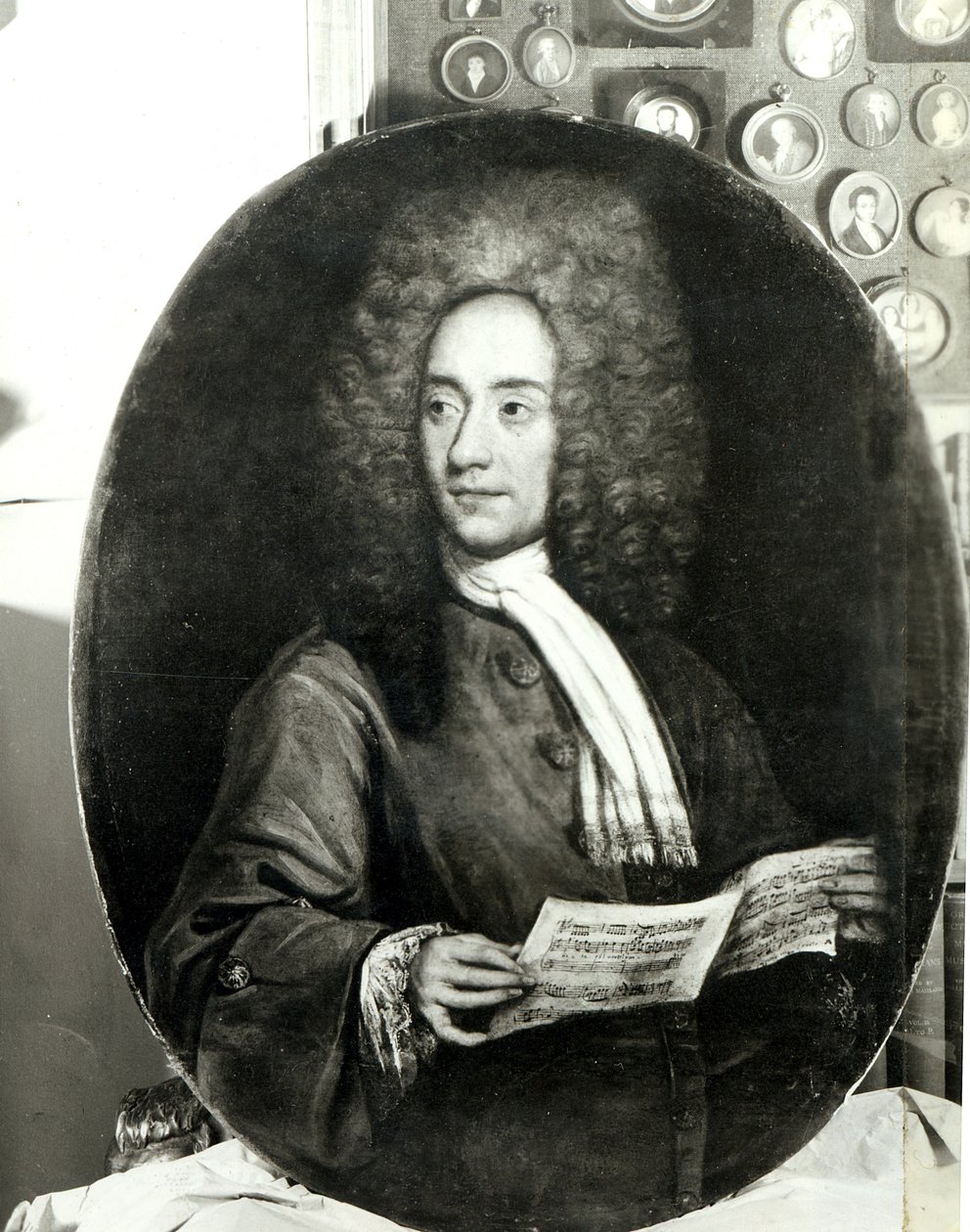 作曲家Tomaso Giovanni Albinoni（1671-1751）持有乐谱的肖像 作者 意大利学校