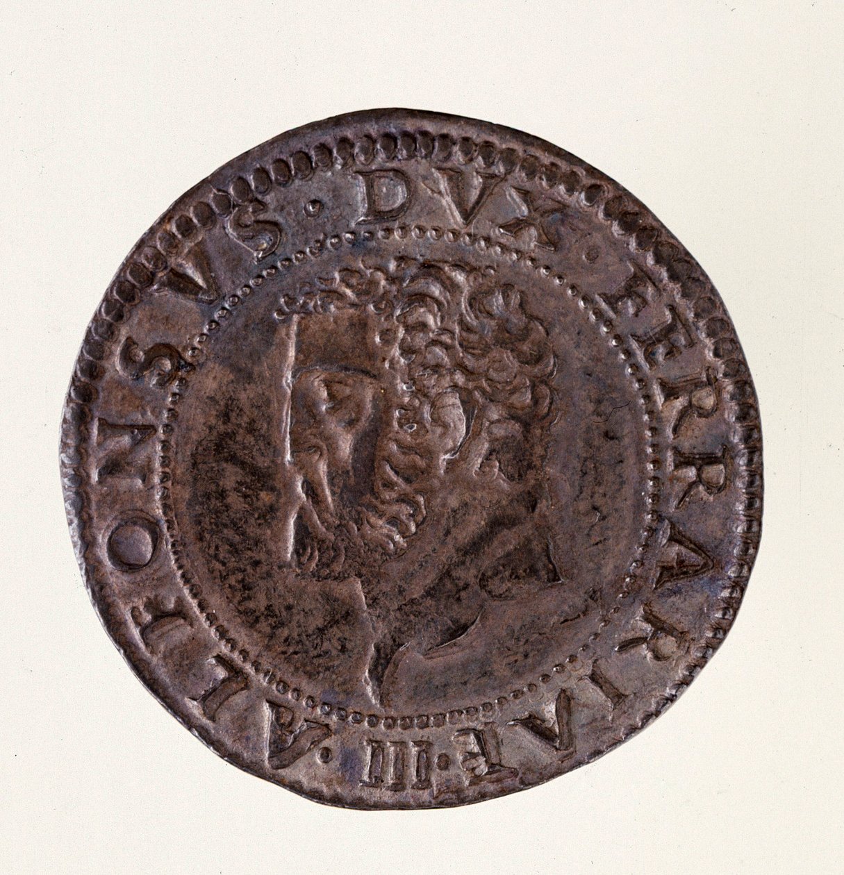 费拉拉（Ferrara）银币（大头）：阿方索二世埃斯特（Alphonse II Estense）在位（1559-1597）。 直径 2.7 厘米罗马，国家术语博物馆 作者 意大利学校