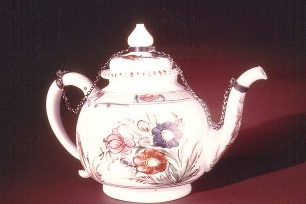 茶壶配珐琅花卉设计，可能是威尼斯风格，1750（瓷器） 作者 意大利学校