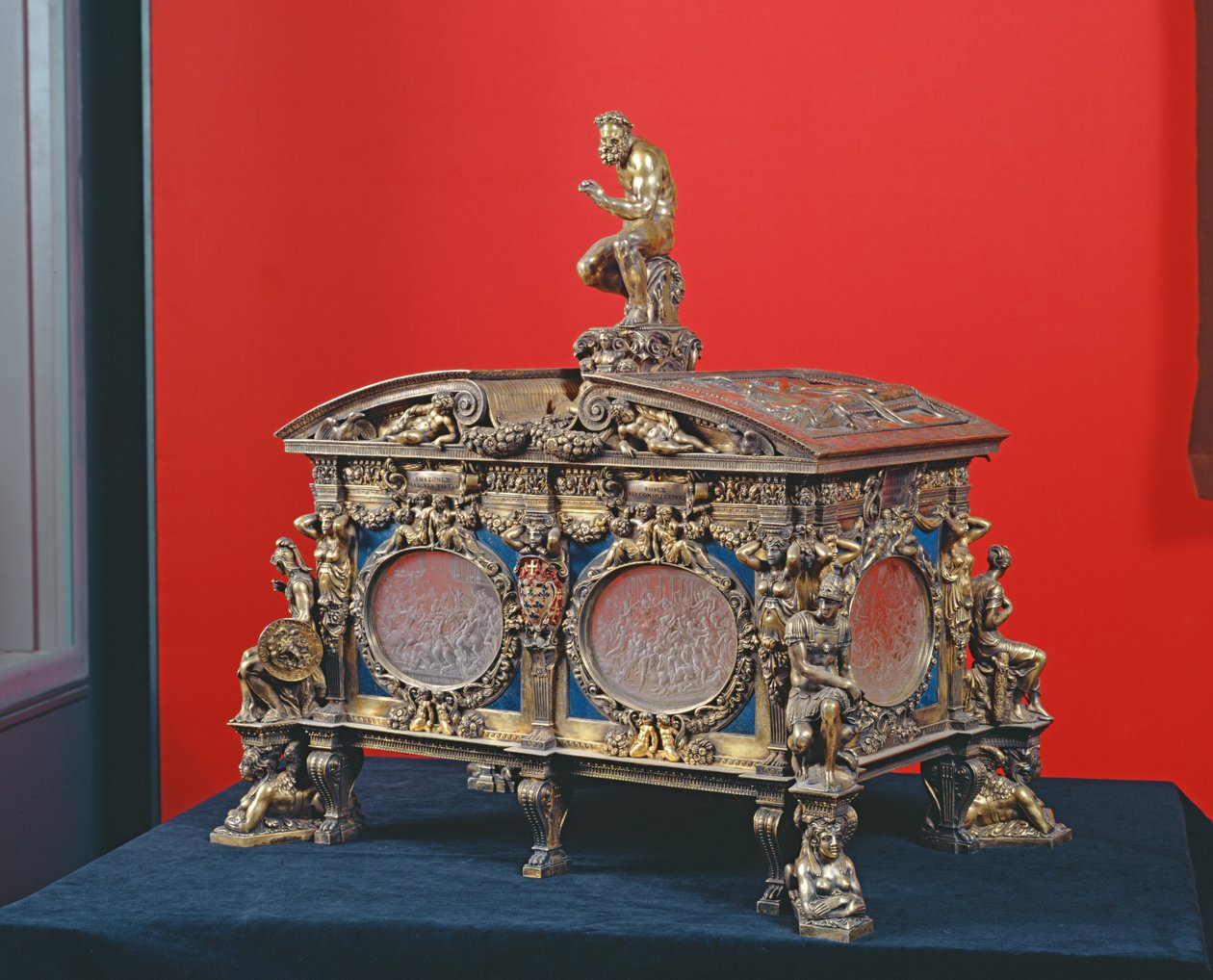 Farsese Chest，由Sebastiano Sbarri（fl.1548-61）和Giovanni Bernardo来自Castel Bolognese，1548（银和青金石） 作者 意大利学校