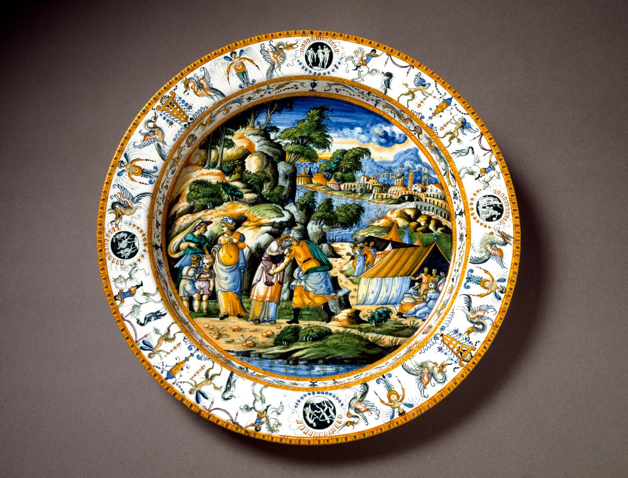 Aaron 和 Moise Ceramic 板在意大利 Fontana 车间的乌尔比诺生产。 佛罗伦萨周围 1550 年，Museo Nazionale del Bargello - Aaron 和 Moses 之间的会面，来自意大利乌尔比诺 Fontana 工作室的陶瓷板。 大约 1550 年。 国家 作者 意大利学校