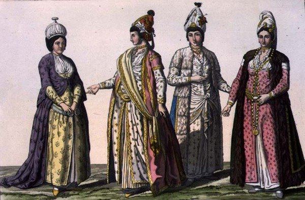 三位身着（LtoR）冬、春、夏时装的妇女和一位身着孕期时装的妇女，《万国史》第一卷第三部分第59版，由V. Raineri刻制（水印）。 作者 意大利学校