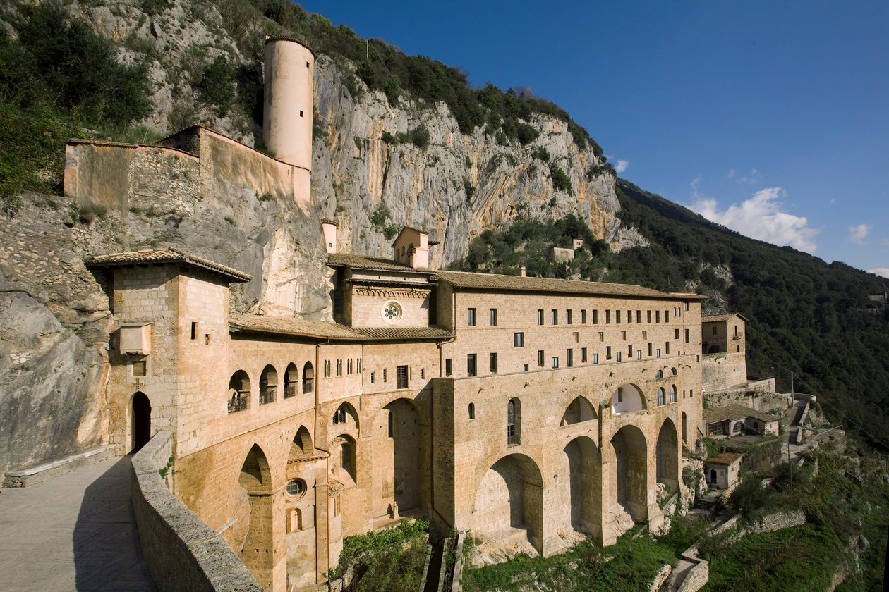 建于12世纪的圣贝内代托（Sacro Speco）修道院景观，苏比亚科（罗马），意大利 作者 意大利学校