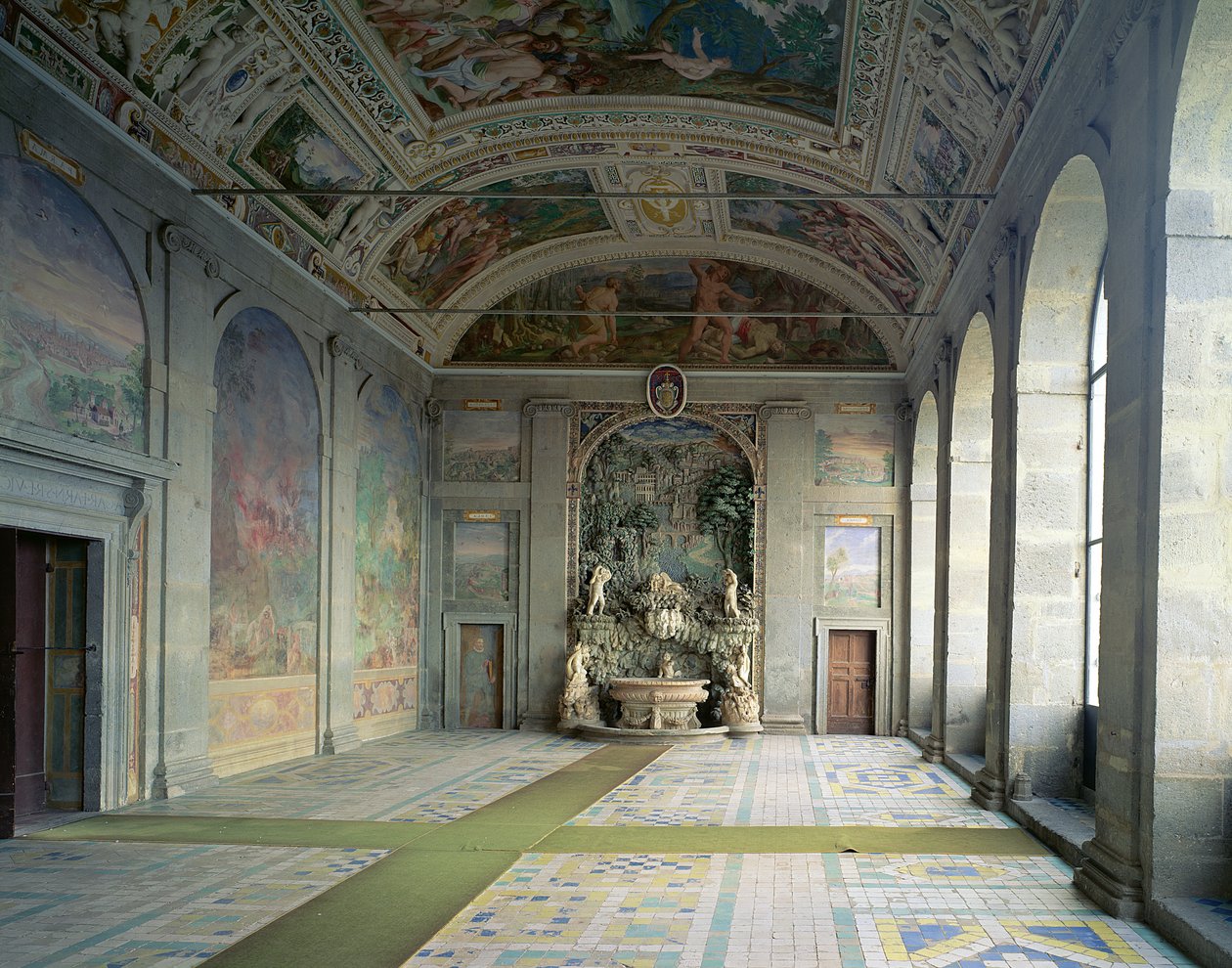 通过Jacopo Vignola（1507-73）设计并且部分由Federico Zuccaro（1540-1609）绘制壁画的远端喷泉（见95806）的Sala dErcole（赫拉克勒斯大厅）的视图 作者 意大利学校