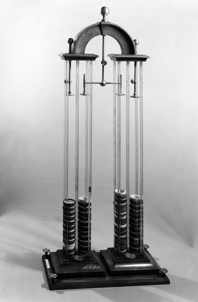 由物理学家Jacques Alexandre Charles（1746-1823）为Alessandro Volta（1745-1827）1800（金属和玻璃）制作的伏打桩（电池） 作者 意大利学校