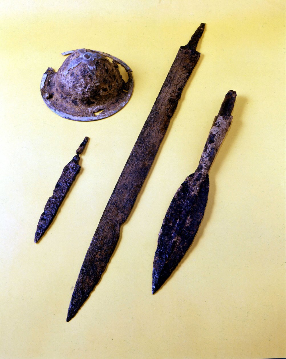 伦巴第战士的武器：盾伞、匕首、剑和矛尖。 Cividale del Friuli 博物馆。 作者 意大利学校