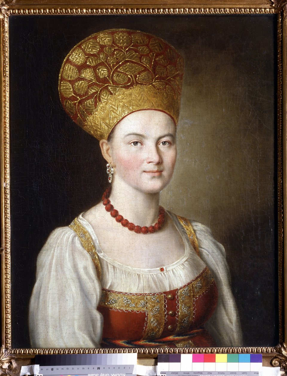 身着俄罗斯服饰的女性肖像》。由 Ivan Petrovich Argunov（加尔古诺夫）（1729-1802 年）创作。布面油画，67 x 53.6 厘米 作者 伊凡（Ivan Petrovich）Argunov