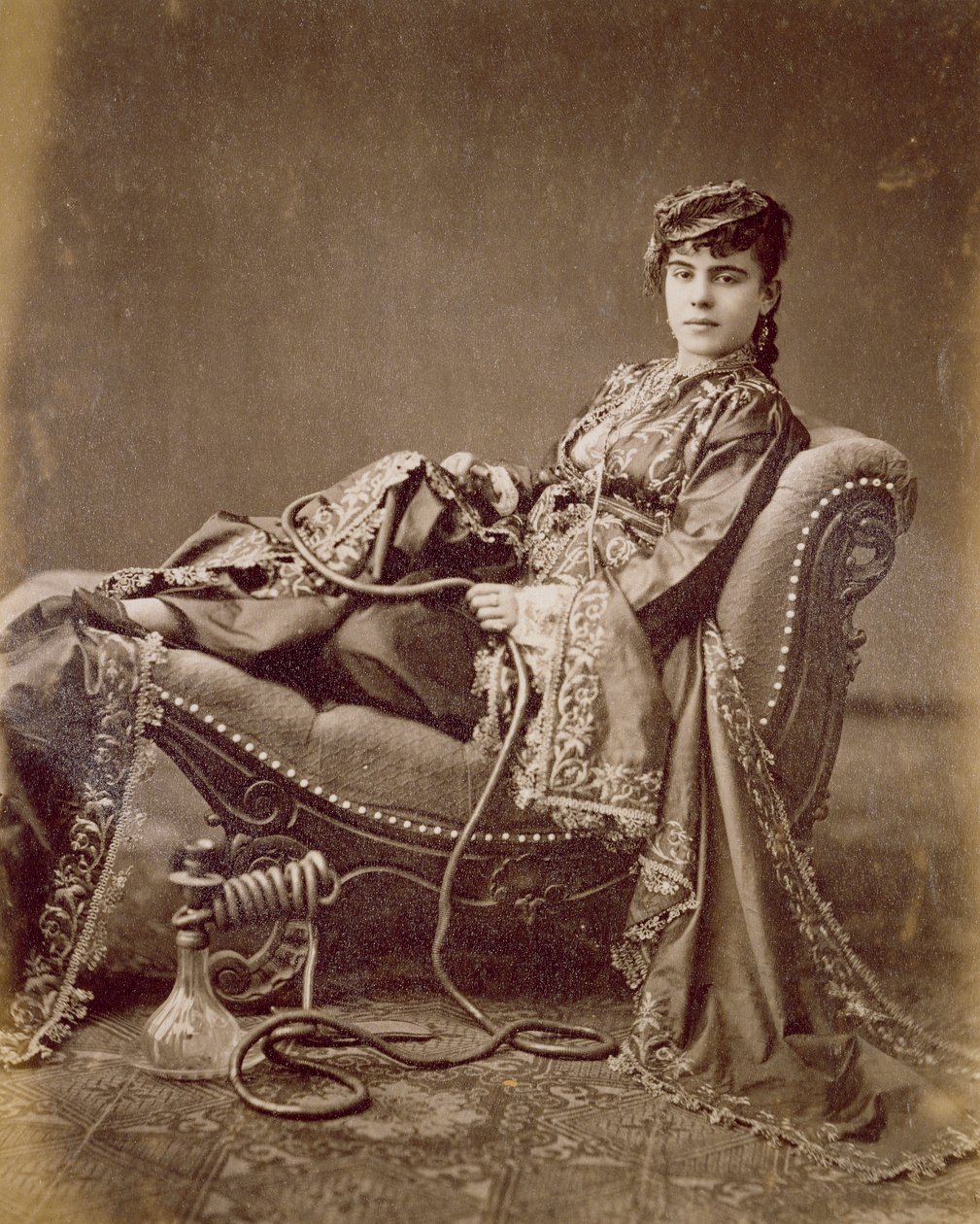 一位土耳其女士，1880年（蛋白打印） 作者 帕斯卡·塞巴（J. Pascal Sebah）