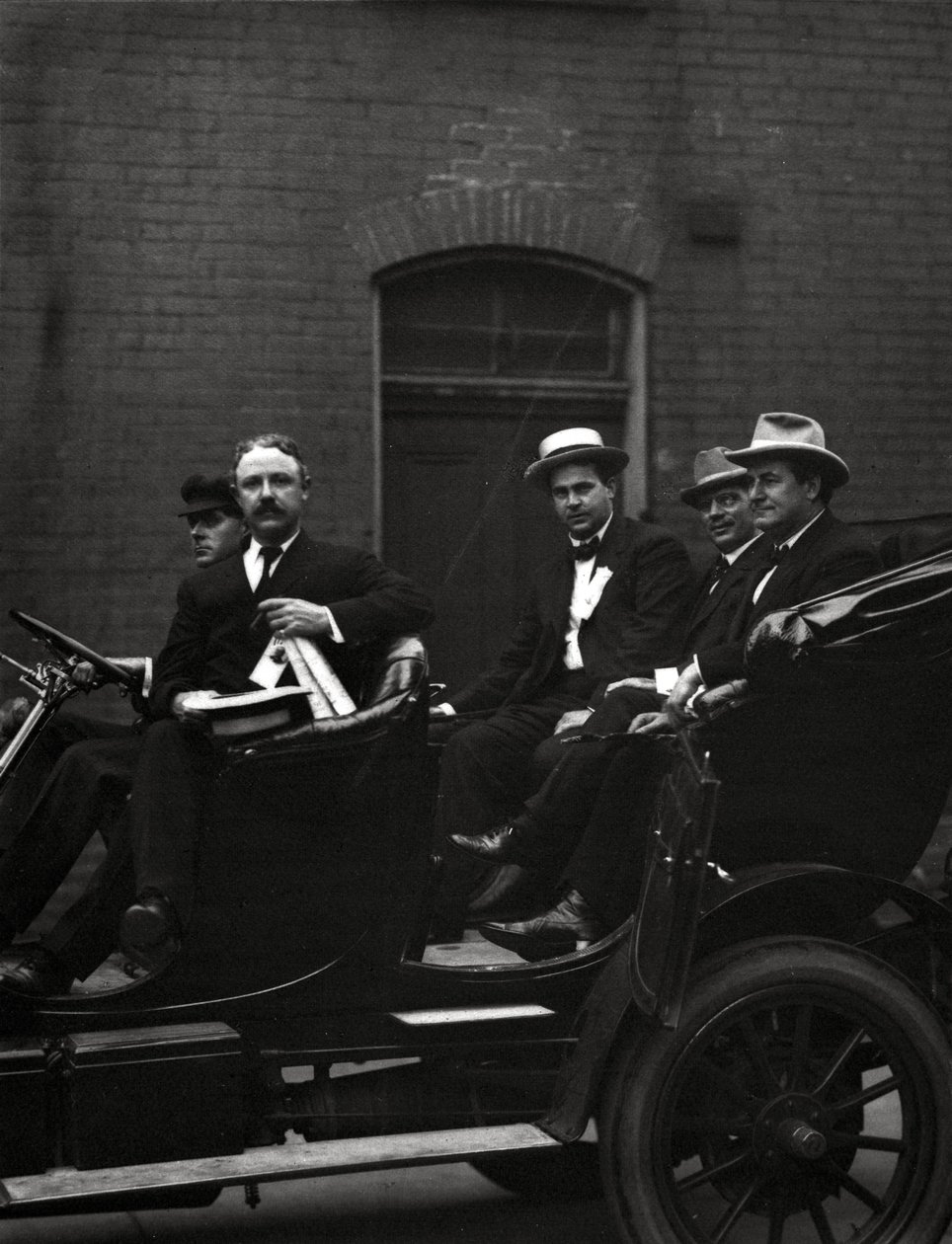 Edward F. Goltra，身份不明的代表，Rolla Wells和William Jennings Bryan于1916年6月11日至14日抵达1916年圣路易斯民主党全国代表大会 作者 JC施特劳斯