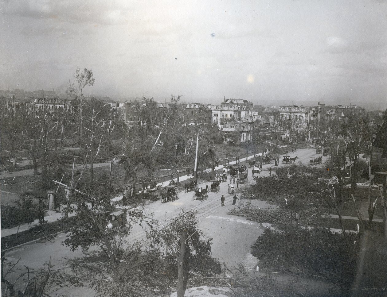 在1903年洪水期间，Eads桥上的行人和小车交通 作者 JC施特劳斯