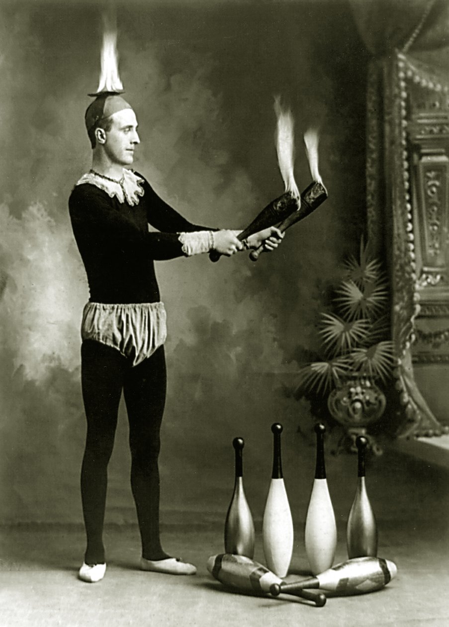 JT Doyle，马戏团和狂欢节变戏法者用火焰针和碗，c.1902（bw照片） 作者 JE Pasonault
