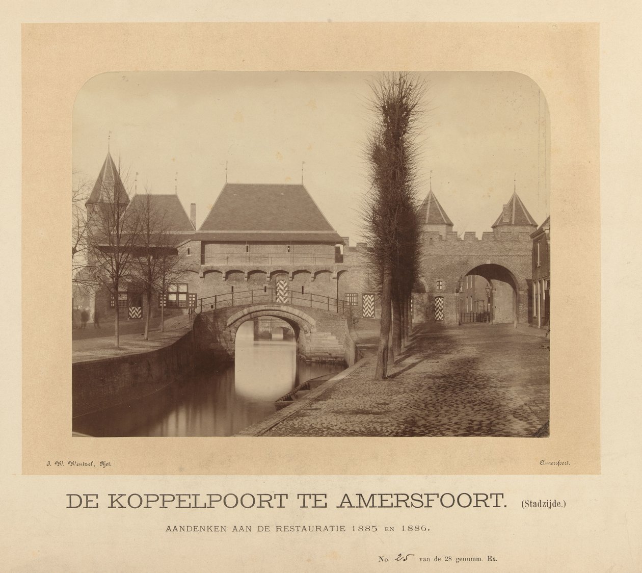 阿姆斯福特的 Koppelpoort（城市一侧）（物体上的标题） 作者 JW温策尔