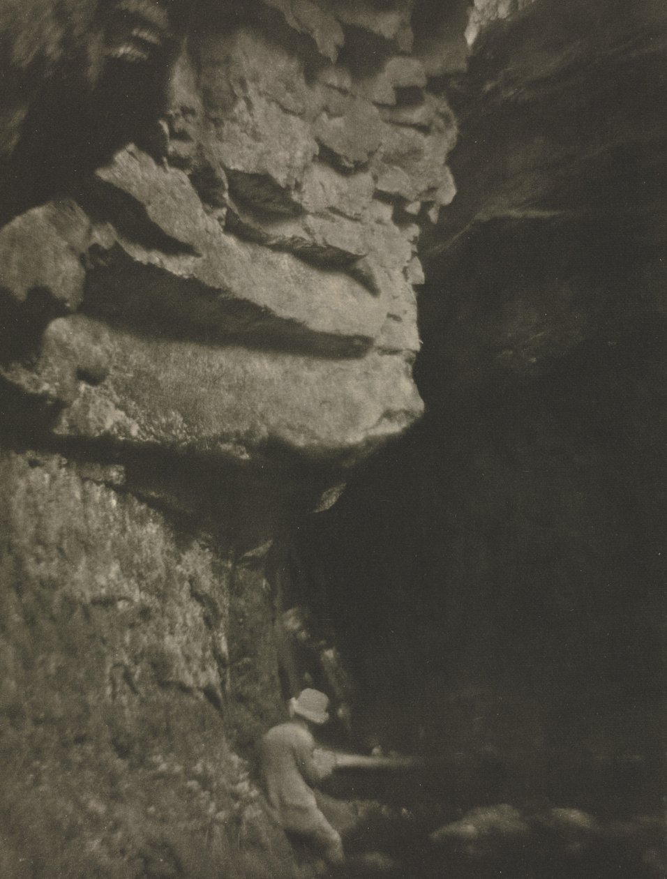 摄像工作：男子写生，1910年。 作者 J. 克雷格·安南