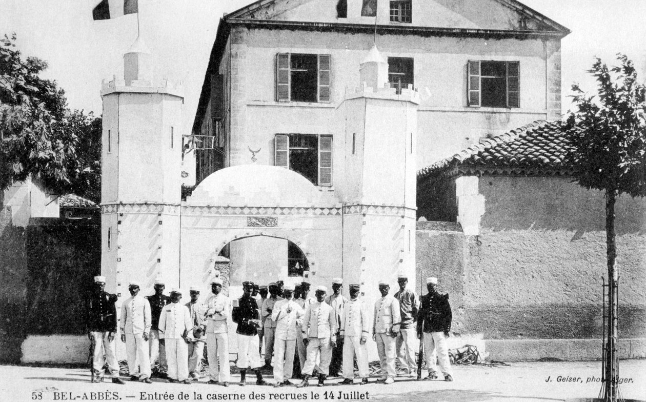 新兵营房，法国外籍兵团，阿尔及利亚西迪贝尔阿贝斯，1906年7月14日 作者 J·盖瑟