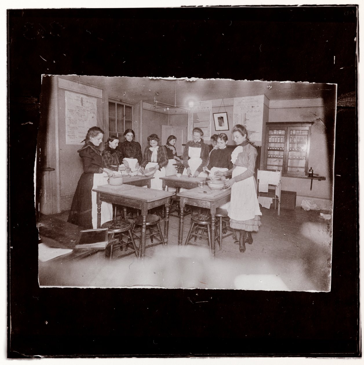 在大学结算中烹饪学校课程。 “老板节制布道”，c.1895 作者 雅各布·奥古斯特·里斯