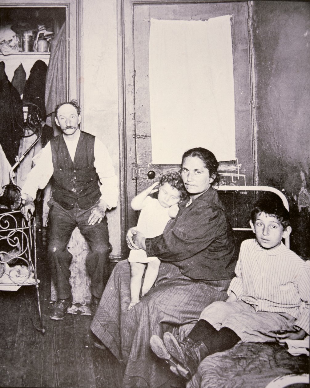 移民家庭，纽约市下东区，约 1910 年（黑白照片） 作者 雅各布·奥古斯特·里斯