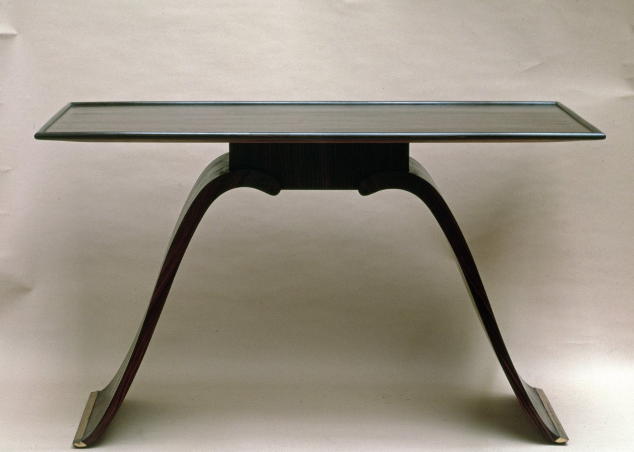 Macalein乌木桌，由黄铜绑脚，Emile Jacques Ruhlmann，c.1930-32 作者 雅克·埃米尔·鲁尔曼