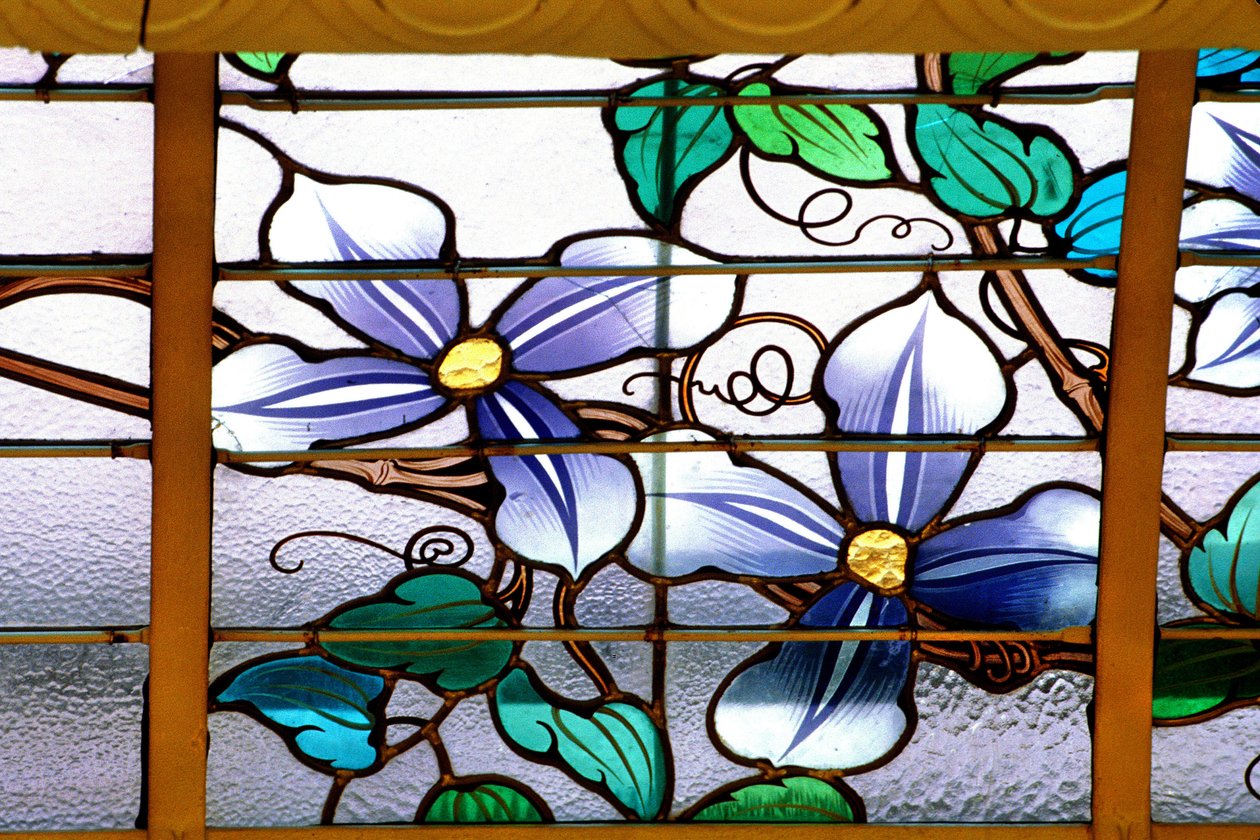 南锡（54省），新艺术，"La verriere aux Clematites"（1901）--细节，雅克-格鲁伯（1870-1936）的彩色玻璃，在里昂信贷，圣乔治街。 作者 雅克·格鲁伯（Jacques Gruber）