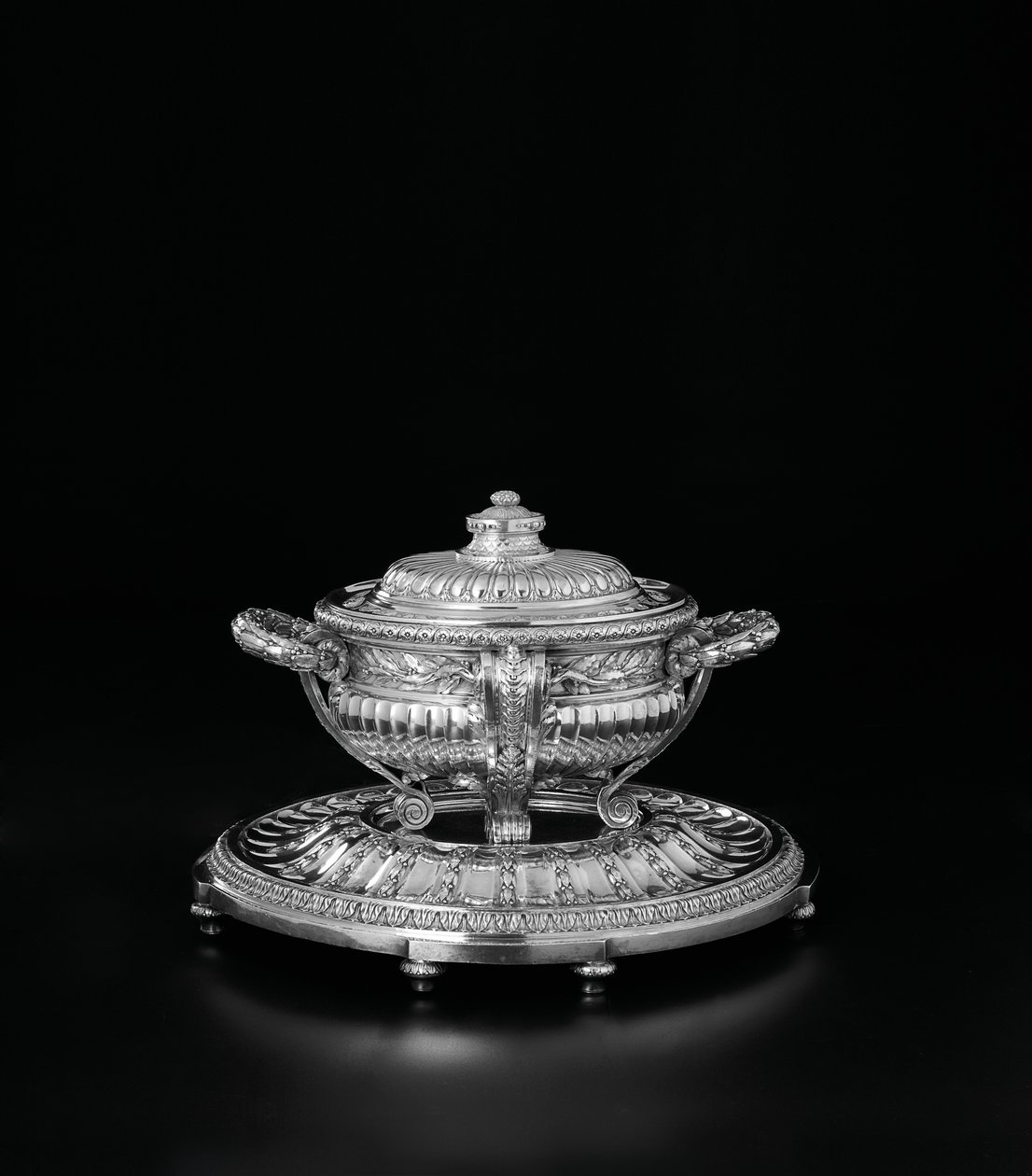 路易十五汤的汤碗，从奥尔洛夫服务站盖下，1770年 作者 雅克·尼古拉斯·罗蒂耶斯（Jacques Nicolas Roettiers）