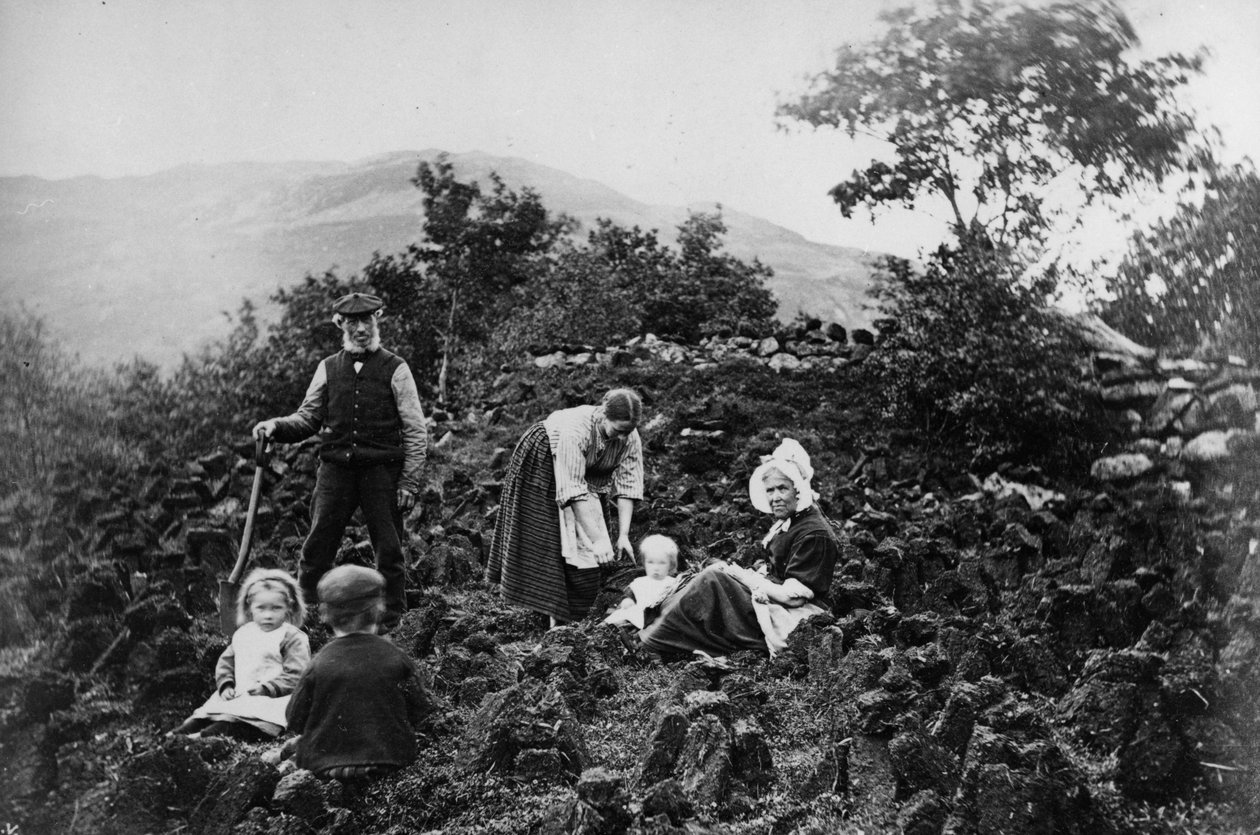 Crofting Family Cutting Peat， 作者 詹姆斯·瓦伦丁