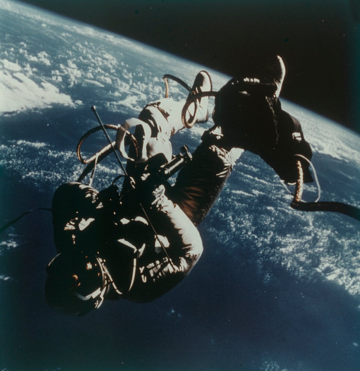 1965年6月3日，宇航员爱德华-怀特进行了美国第一次太空行走。   作者 詹姆斯·麦克迪维特
