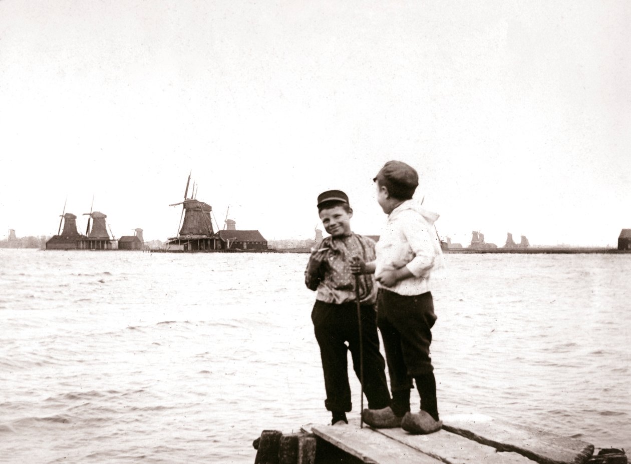 1898年，荷兰兰丹，运河旁的男孩们。 作者 詹姆斯·巴特金