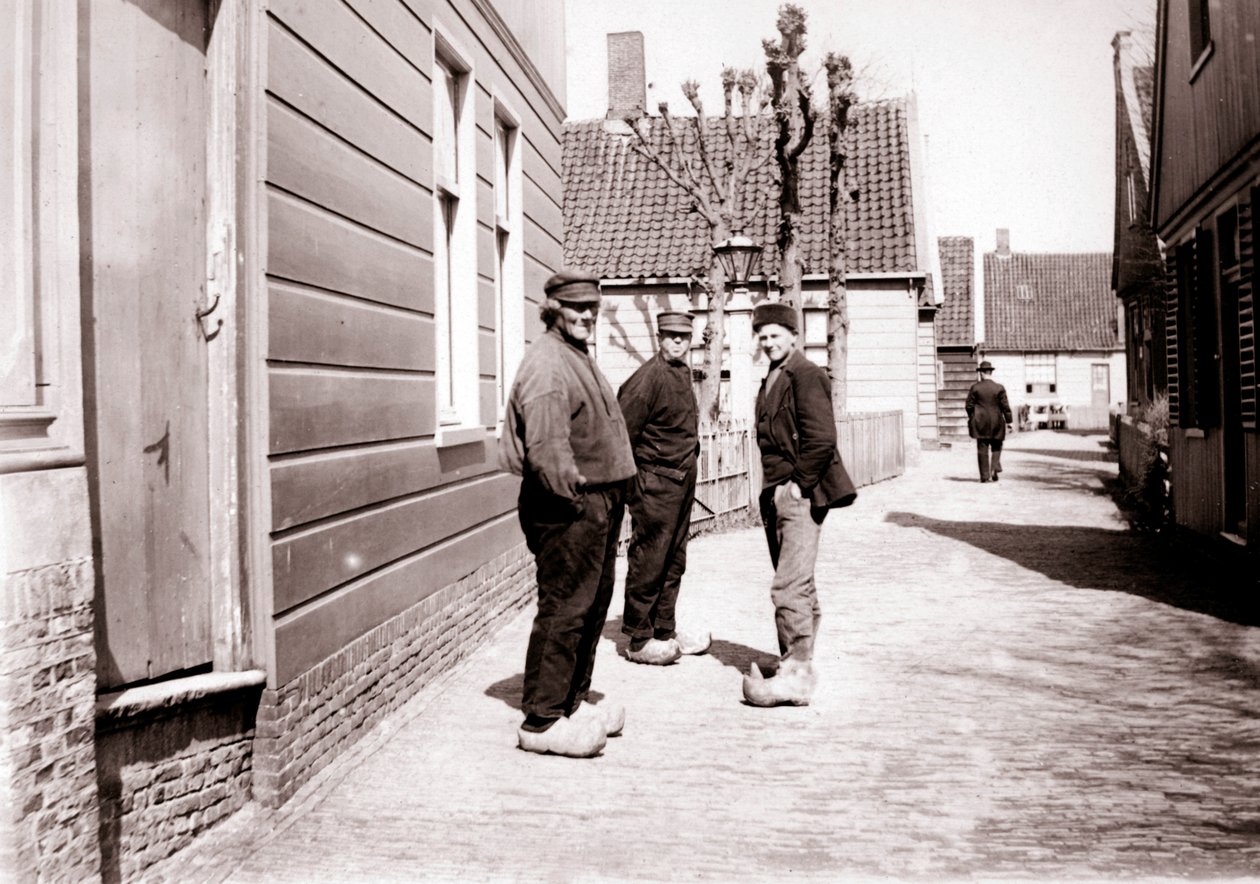 身着传统服装的男子，布罗克，荷兰，1898年。 作者 詹姆斯·巴特金