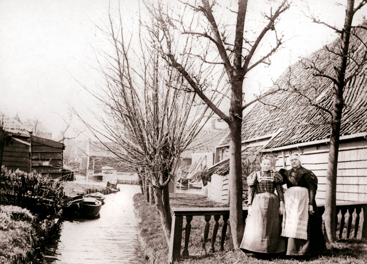 1898年，两名妇女在运河岸上的布鲁克（Broek），荷兰。 作者 詹姆斯·巴特金